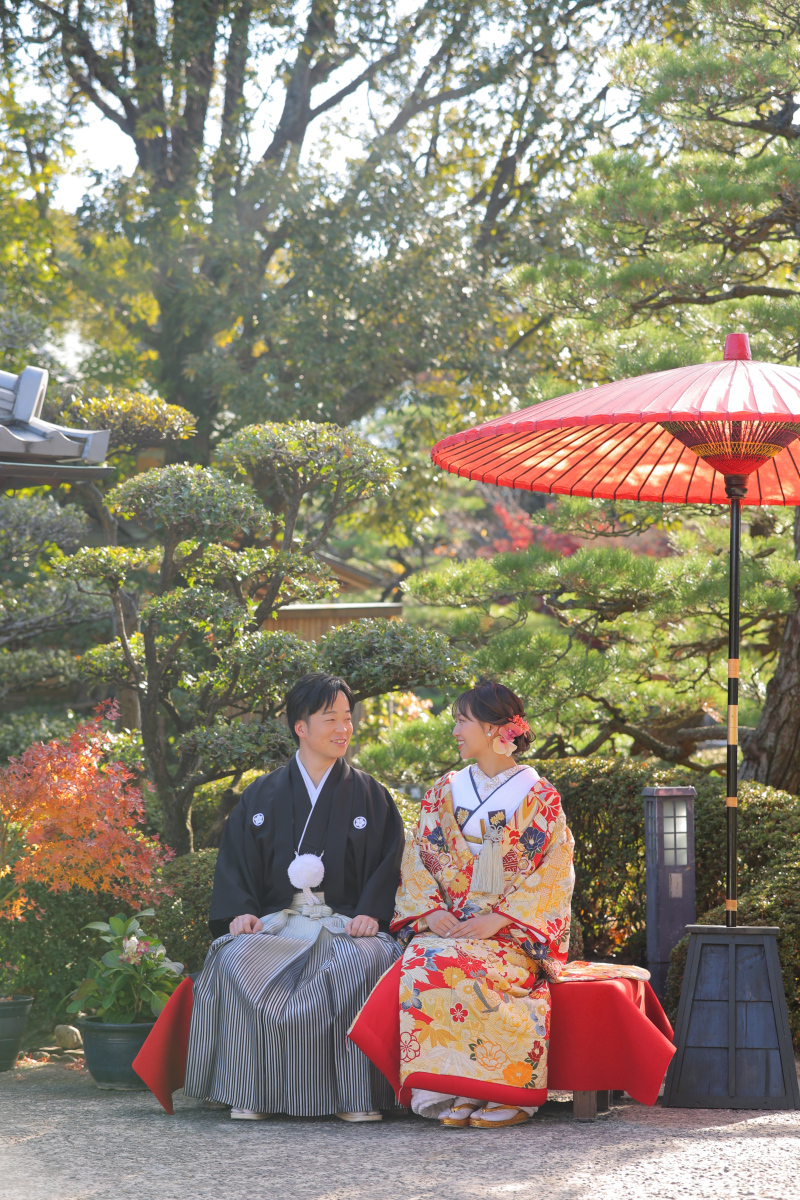 庭園にある椅子に腰掛けて