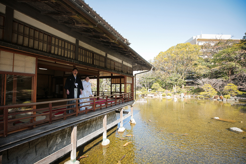 池の上に浮かぶお茶室