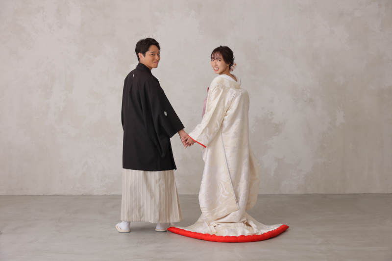 後ろ姿からの振り向きカット