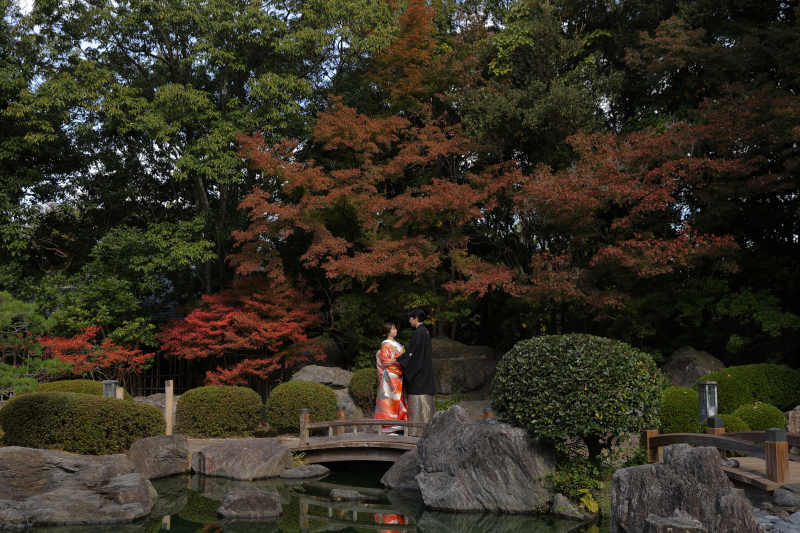 洋装はシンプルに、和装は紅葉と。