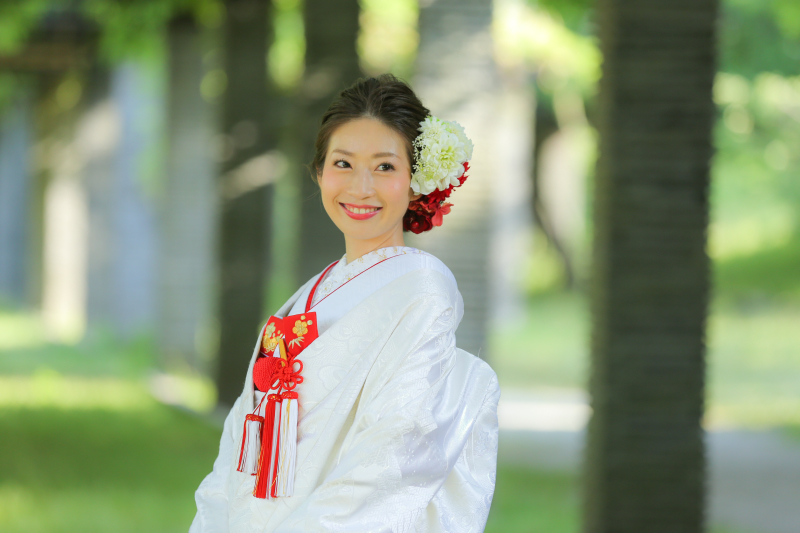 新緑の藤棚の前で