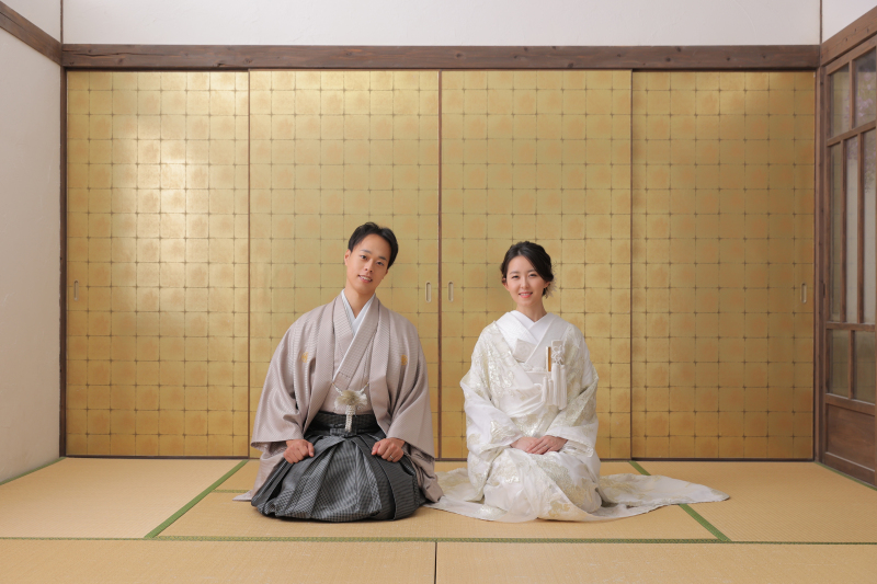 金背景で正座♪