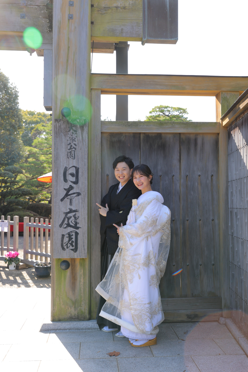 大濠日本庭園の門の前で