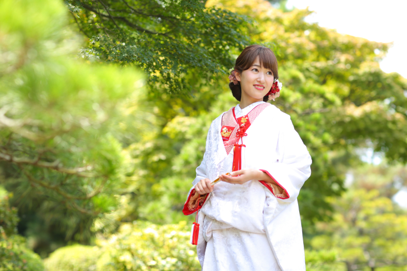 爽やかな緑に映える美しい白無垢