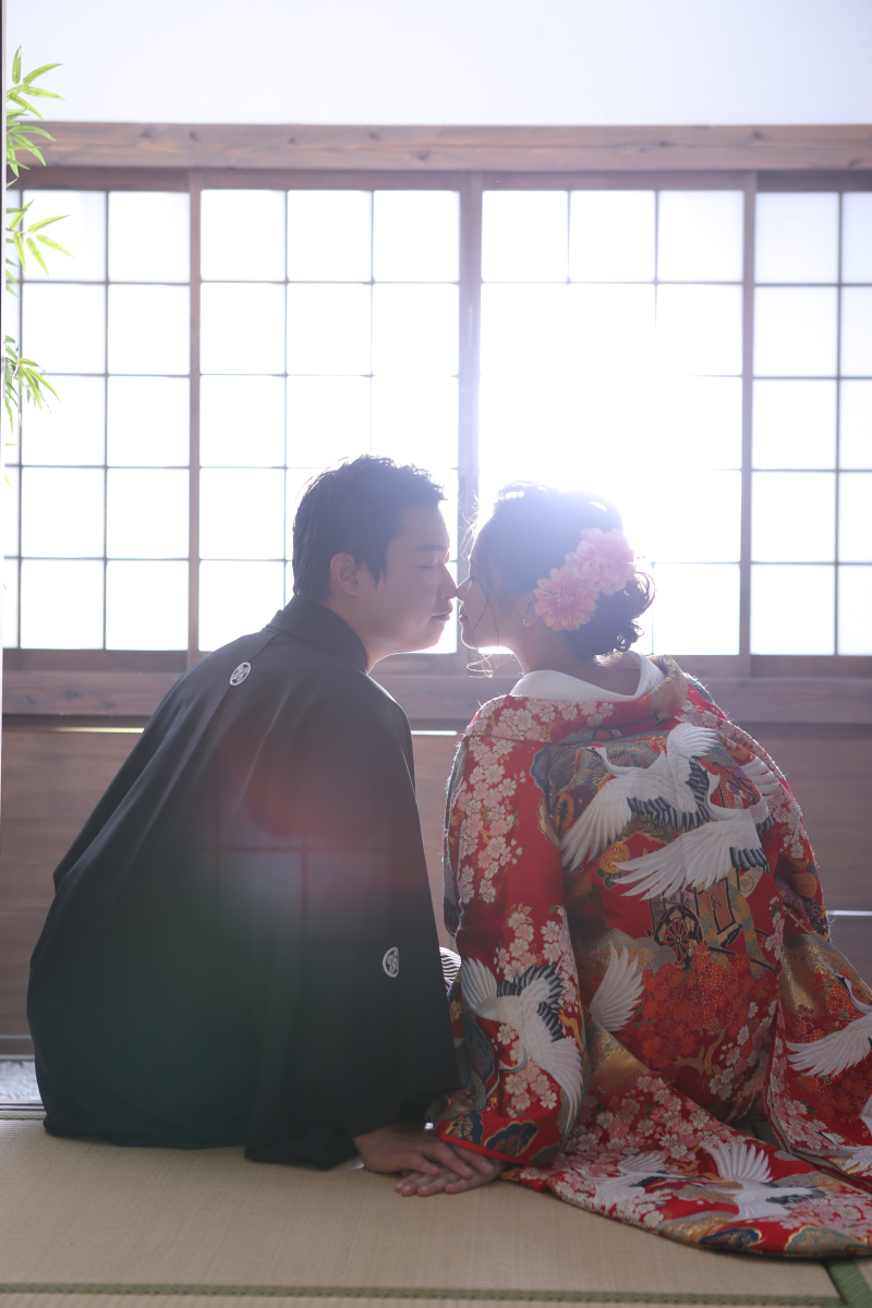 仲良く手をつないで、寄り添って