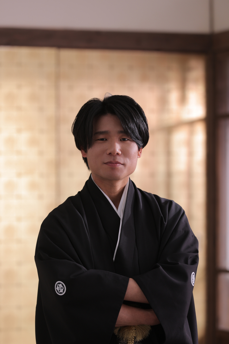 ご新郎様は腕を組んで