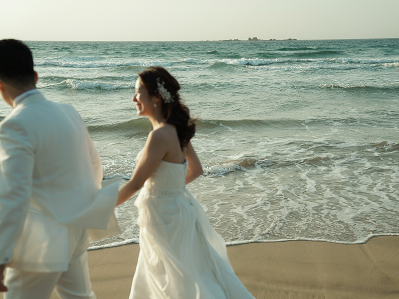 糸島にて撮影　沖縄の海に負けない広大な海ロケーションで走り回ったり飛び跳ねたりした後は夕日を見ながらしっとりした写真もアリですね！　最近は海といえば糸島、奈多、福間とどれも素敵な場所ですよ！