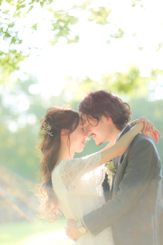 洋装ロケーション森の中で