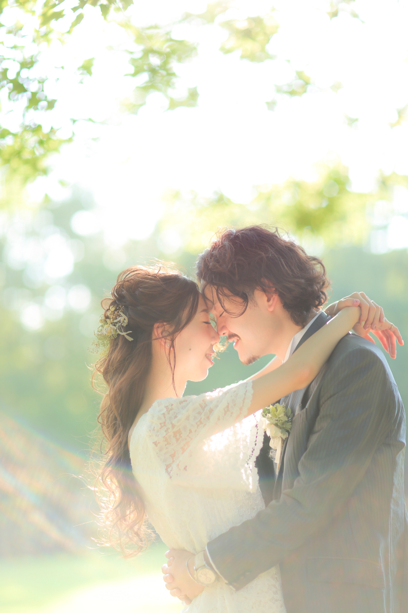 洋装ロケーション森の中で