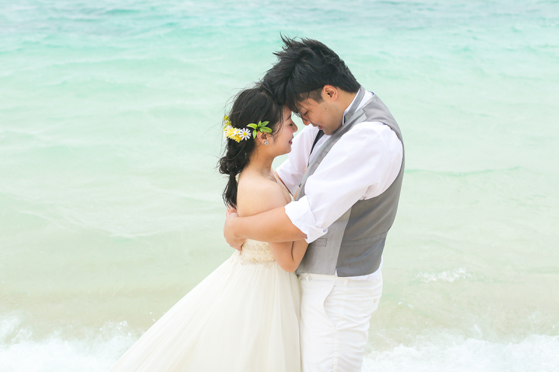 ドレスのまま海へ