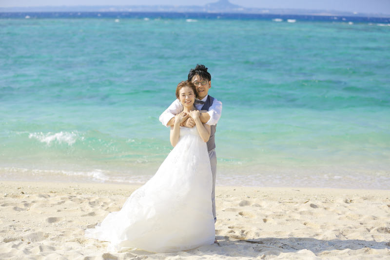 青い海をバックに