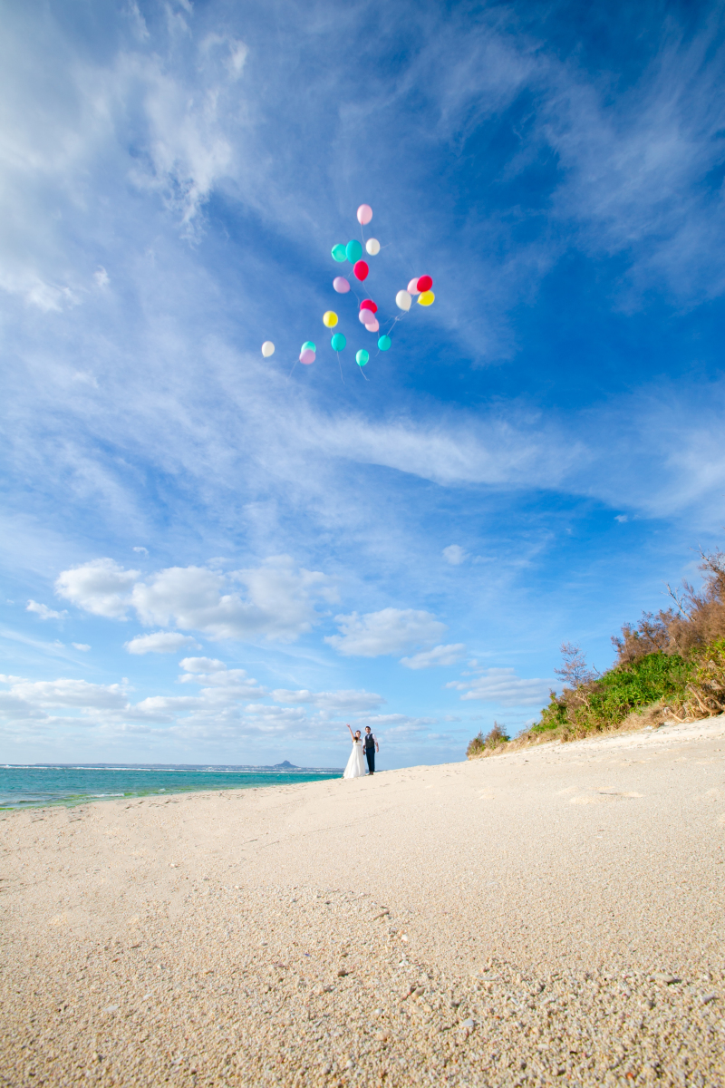 青空の沖縄の海でバルーンリリース