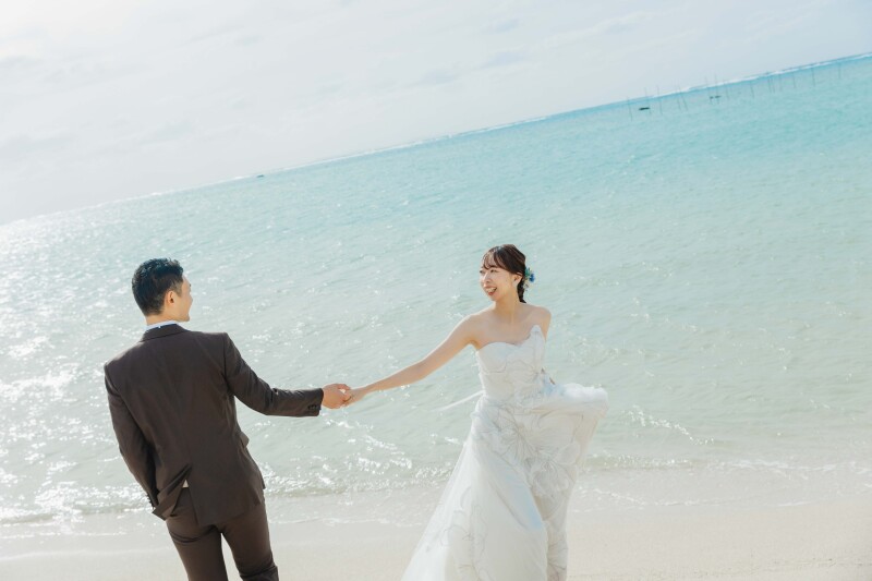 笑顔あふれるビーチデート