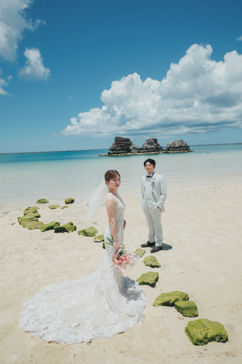緑の岩場とドレスのシルエット