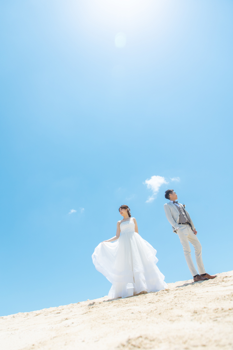 白い砂浜と青い空