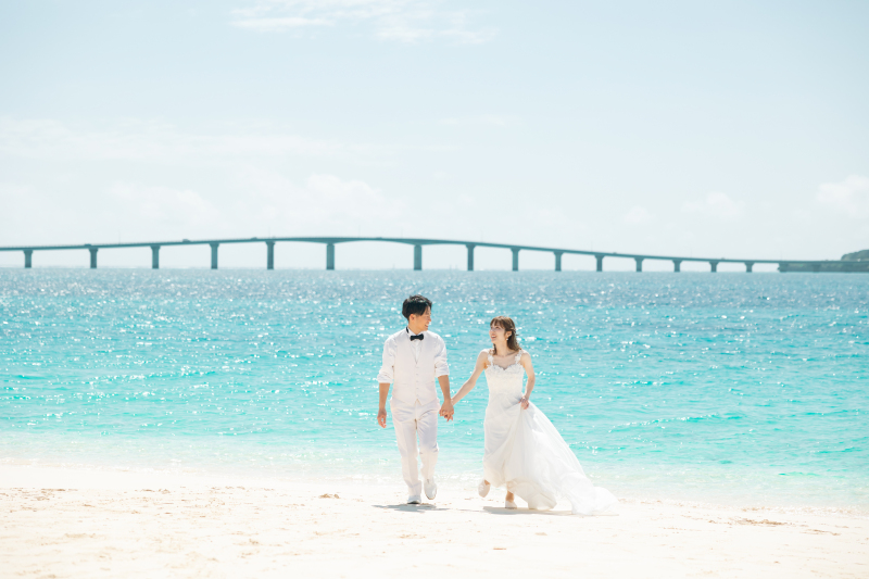 来間大橋を背景に。