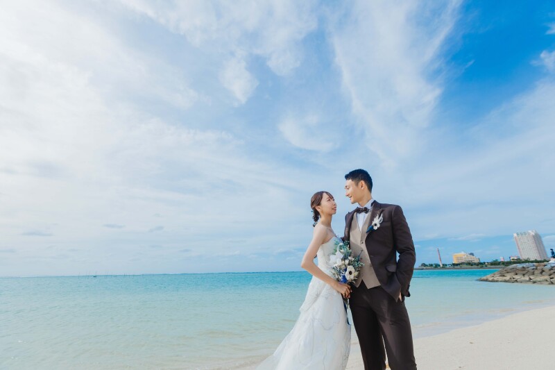 青空の下で微笑むふたり