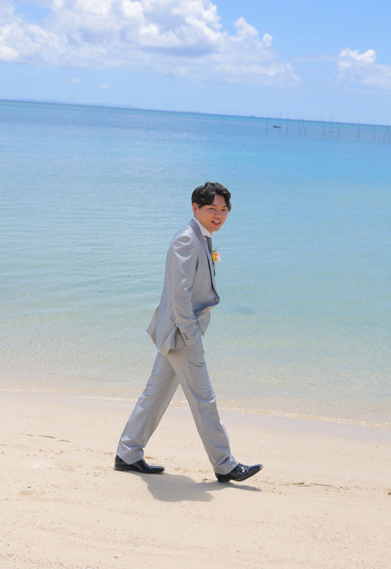 浜辺を歩くご新郎様