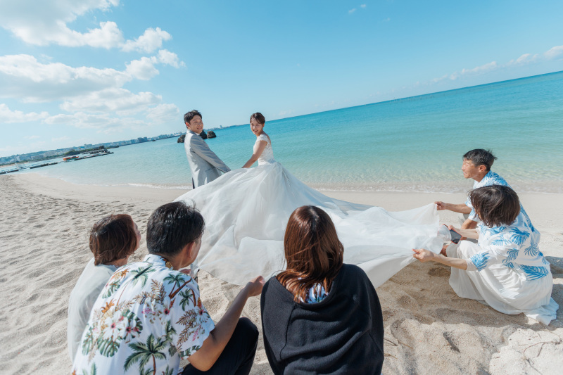 ドレスの手伝いもみんなで!