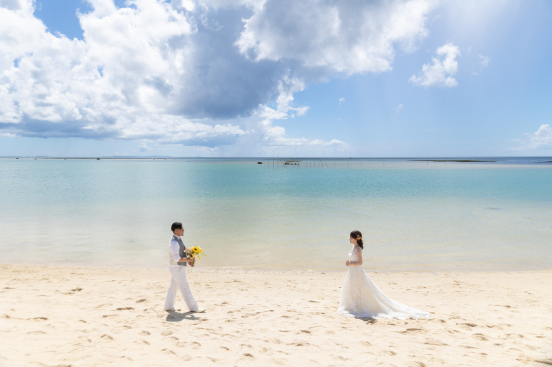 青い海を背景に…ちょっとドキドキ♡