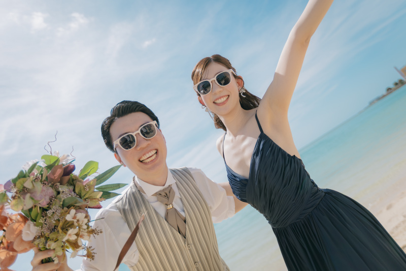 Navy & White ｜ 白亜のチャペルと海風に映えるネイビードレス