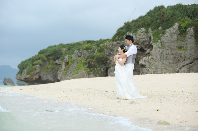 ドレスのまま海へ