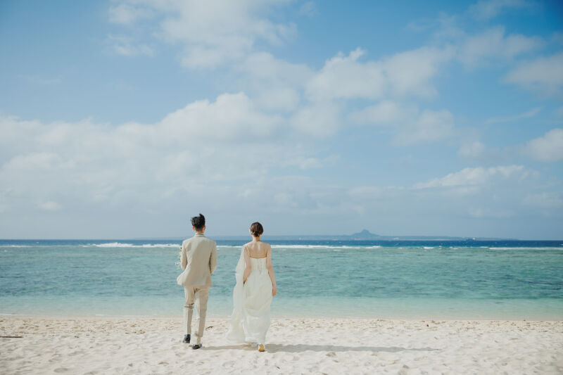 海に向かっていくふたり