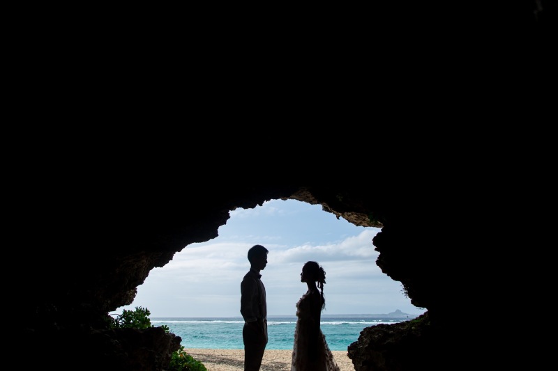 洞窟のシルエットのショットも！