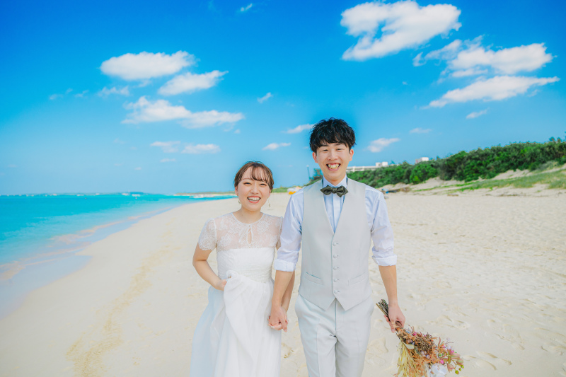 手を取り合って