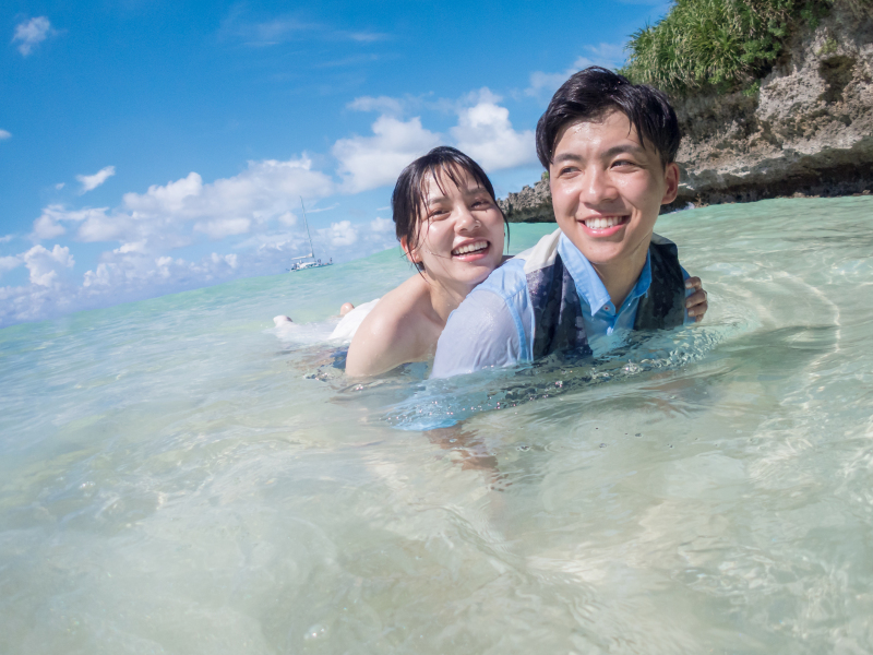光が差し込む海の中