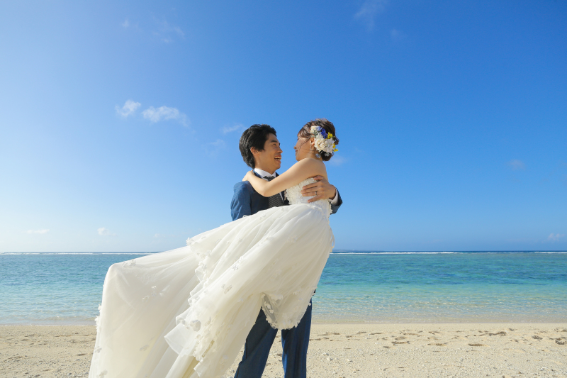 海に映える白ドレス！