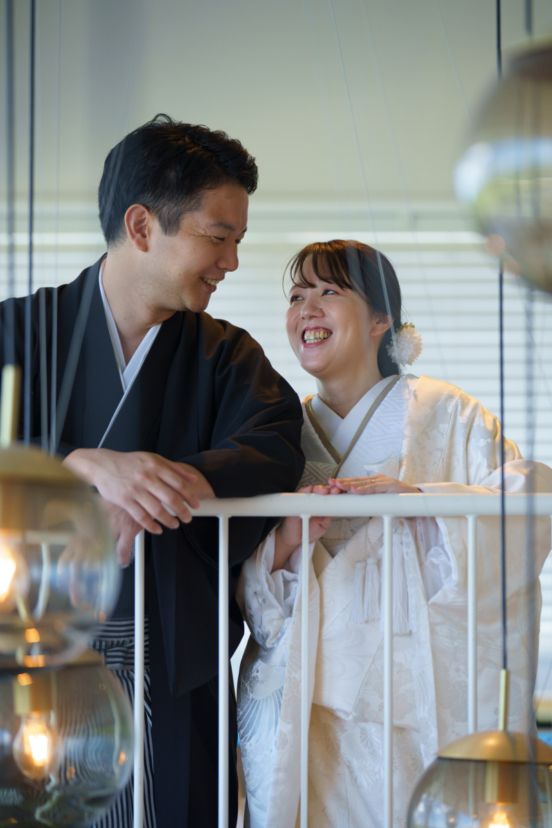 ペンダントライトの隙間から。