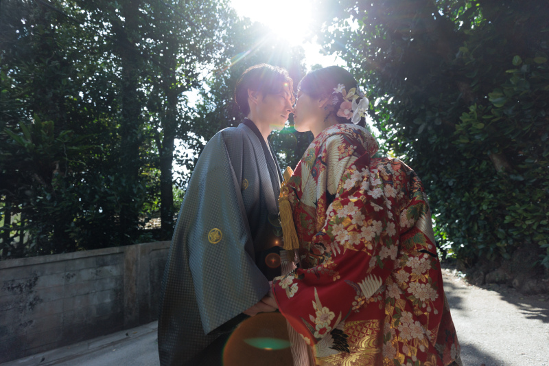 明るい光が入るフクギ並木で。