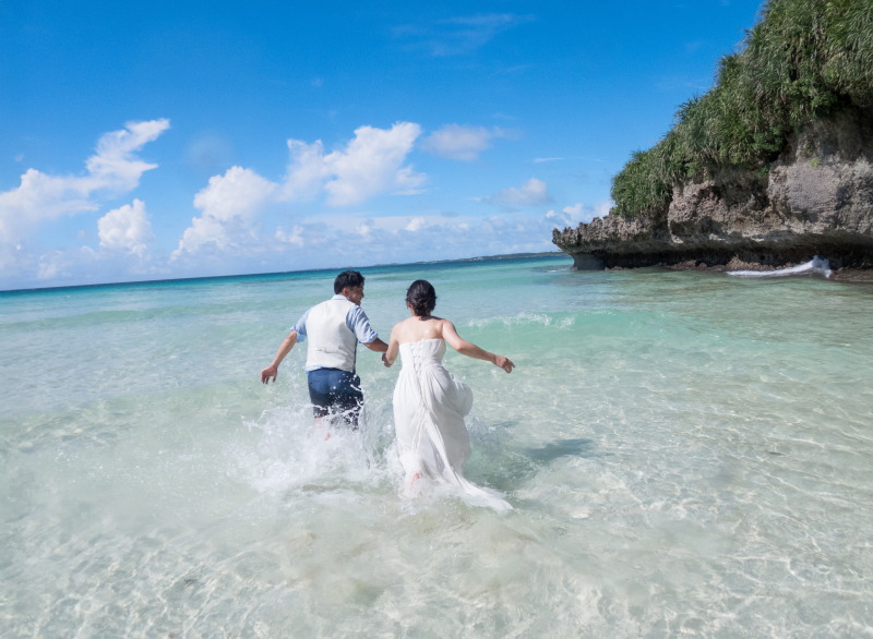 撮影中、突然海へダッシュするご新郎様──!