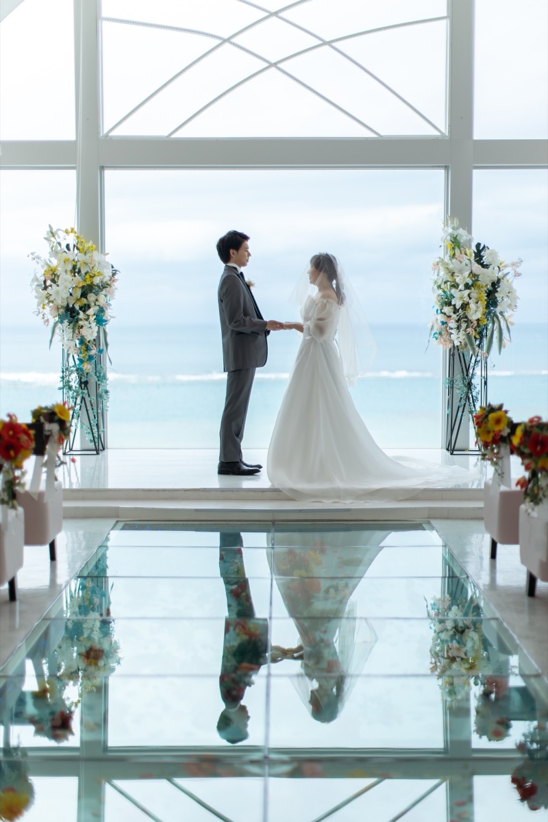 綺麗な海をバックに