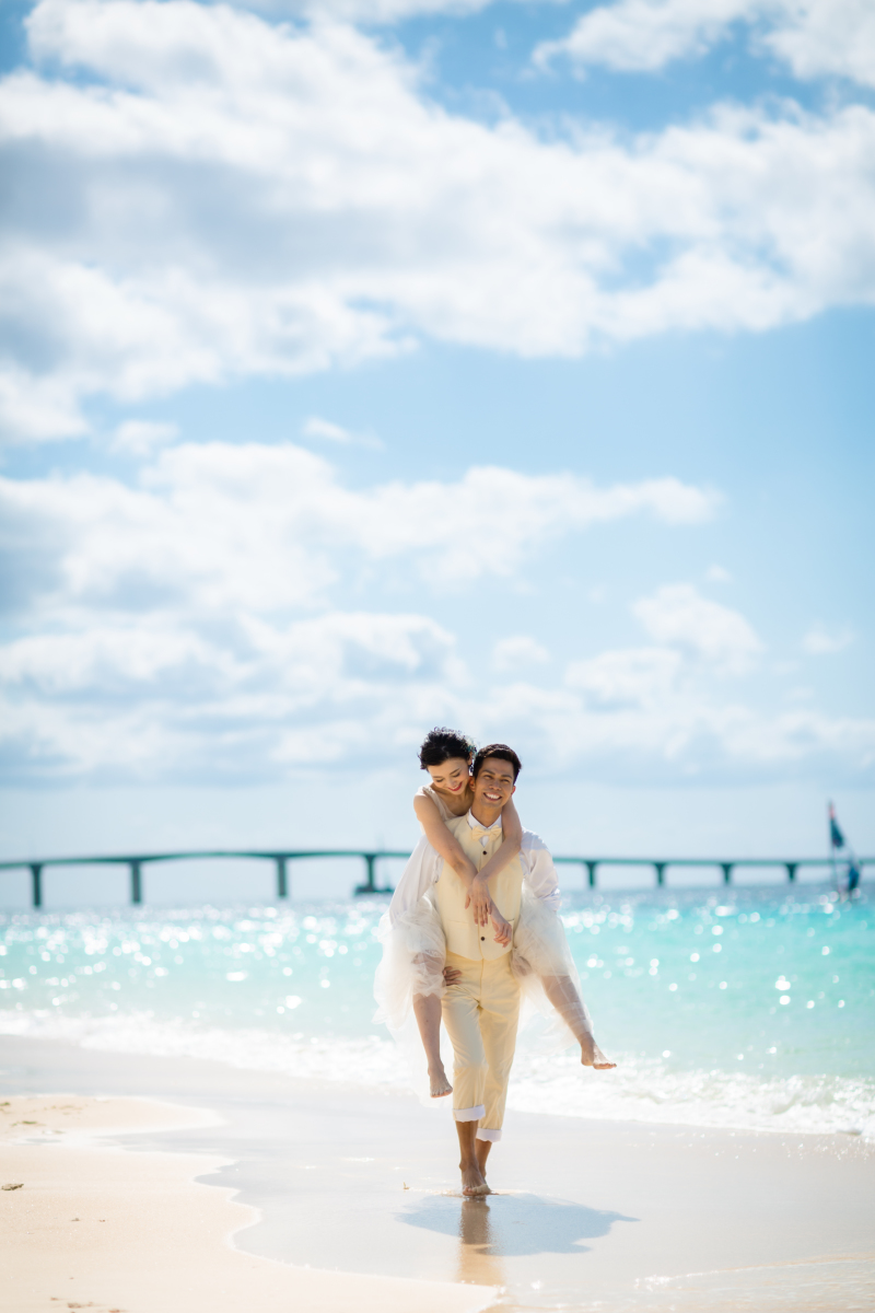 来間大橋をバックに