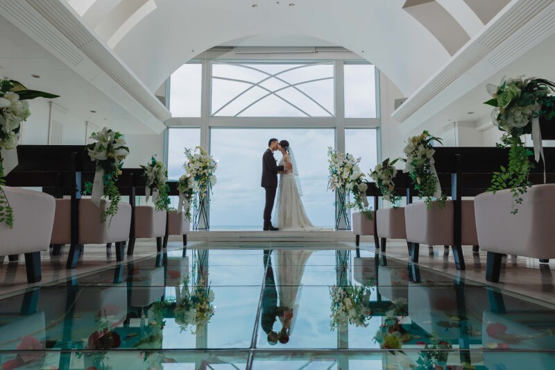 チャペルでの感動のキス