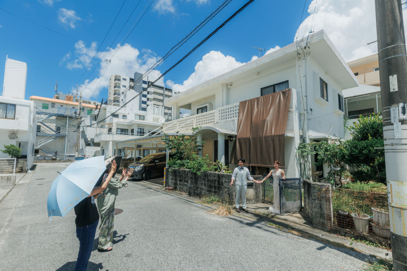 沖縄の新婦ご実家前にて、撮影開始