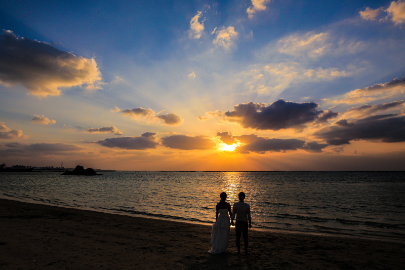 沈む夕日と沖縄