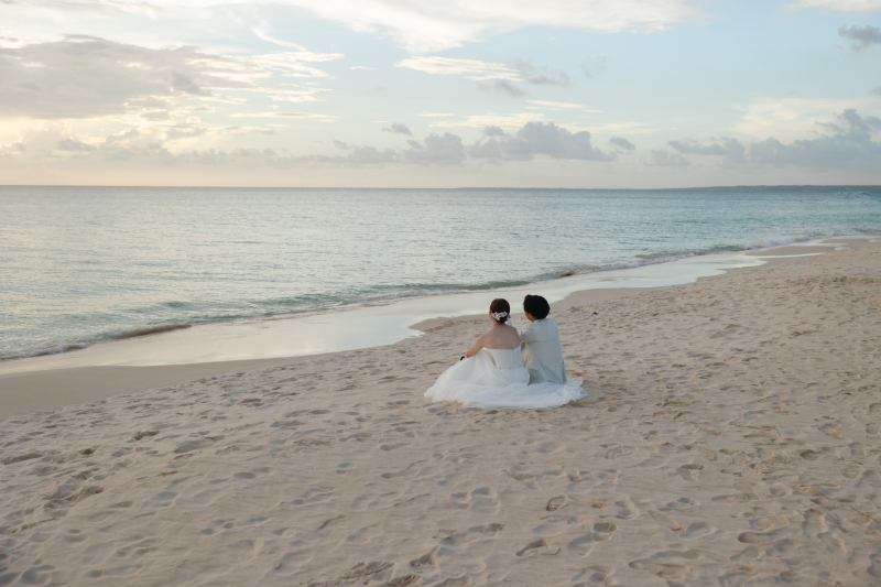夕暮れのビーチで