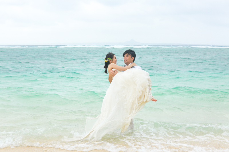 ドレスのまま海へ