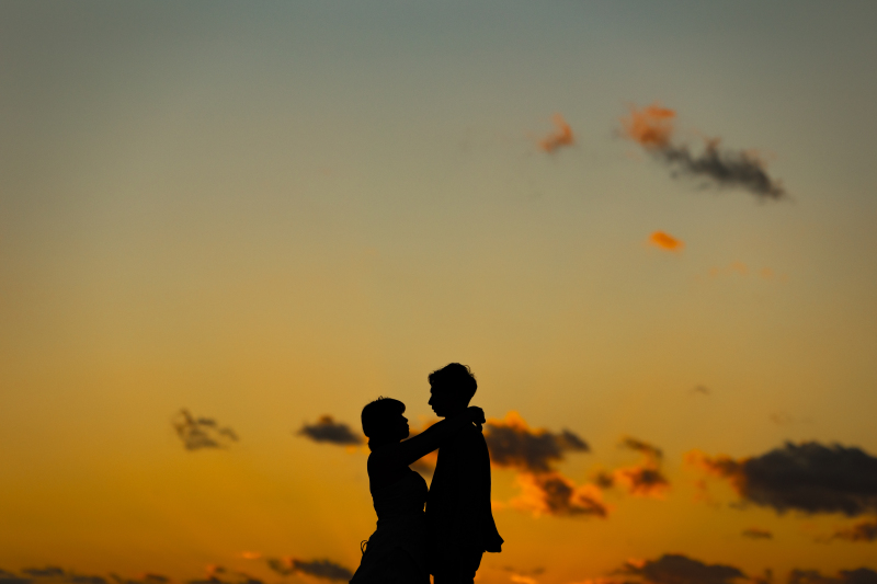 新婦様が新郎様にハグ