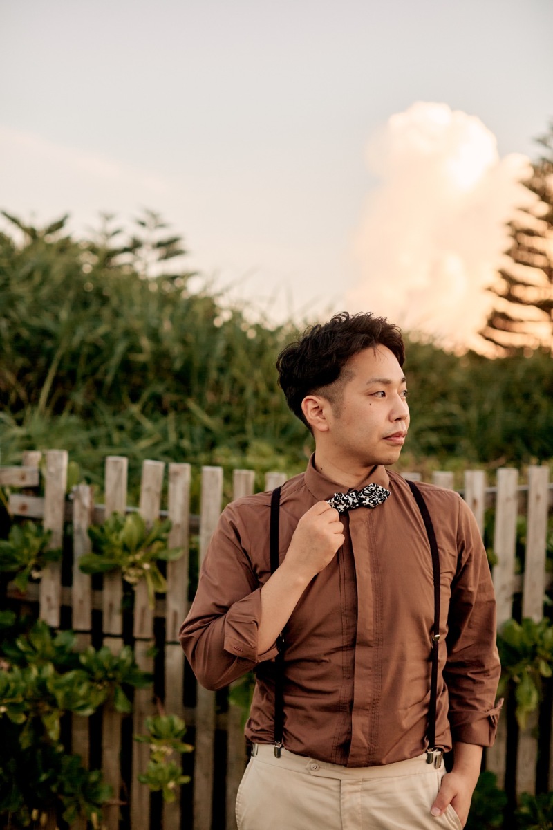 黒のカラードレスに合わせてカラーシャツ