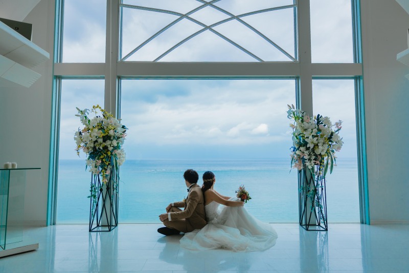 青空の下で語らうふたり