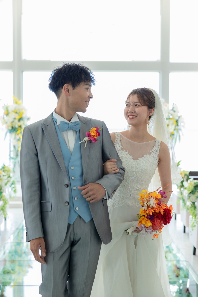 腕を組みながら