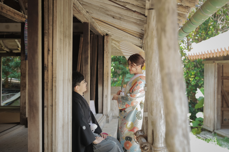 縁側に腰掛けて。