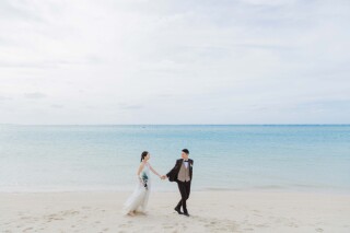 幸せあふれる沖縄の秋、北海道からお越しのおふたりとステキなビーチ&チャペルフォト