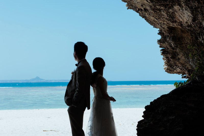 初めは洞窟のシルエットから