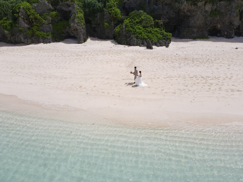 並んで歩んでいく姿