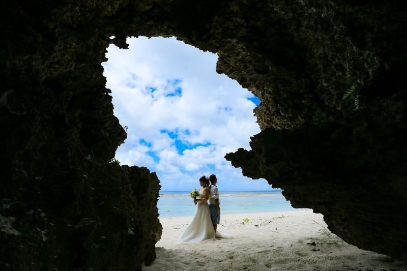 瀬底ビーチの洞窟